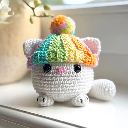 Free easy crochet cat with rainbow hat pattern - Beginner amigurumi cat keychain tutorial