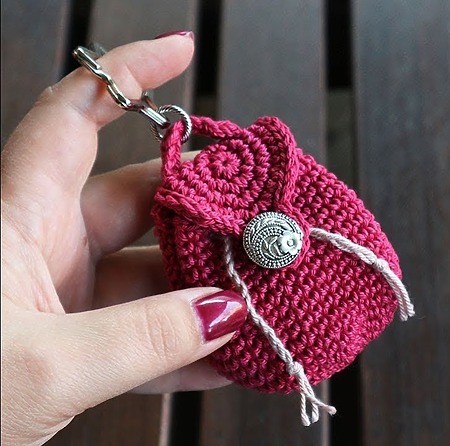 Free mini crochet backpack keychain pattern - How to crochet a tiny backpack for lip balm