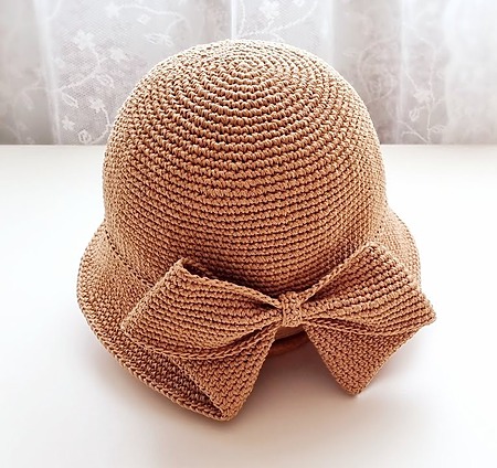 Free crochet cloche hat pattern for women - top-down crochet hat with a bow