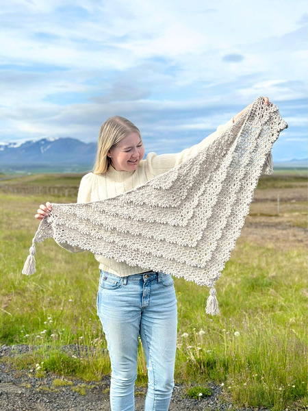 Free Izabela textured crochet shawl pattern - How to crochet a simple 6-row repeat shawl