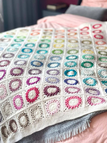 Free Pop Spots crochet blanket pattern - How to crochet a rainbow puff stitch blanket
