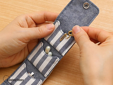 Free mini trinket folder sewing pattern - How to sew a travel jewelry pouch in minutes