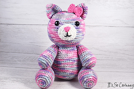 Free sitting crochet cat amigurumi pattern - How to crochet a realistic plush cat toy