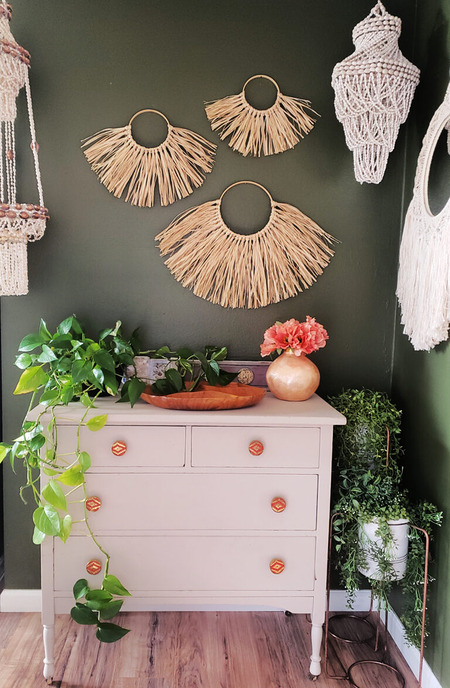 Free DIY raffia wall hanging tutorial - How to make a boho raffia hoop wreath