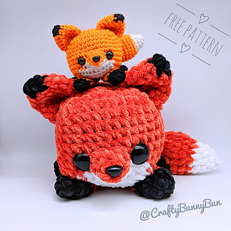 Cube Foxy Fox: Two blocky, cube-shaped crocheted foxes side by side, one small in DK yarn and one large and fluffy in chunky chenille yarn