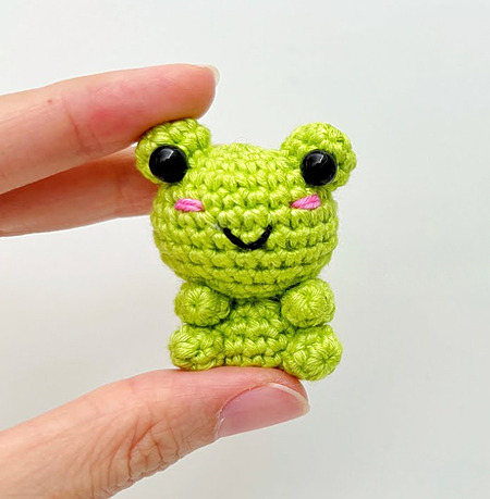 Free mini frog amigurumi crochet pattern - How to crochet a tiny 2 inch frog toy