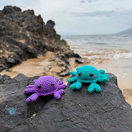 Free mini crab amigurumi crochet pattern - How to crochet a quick stash busting mini crab