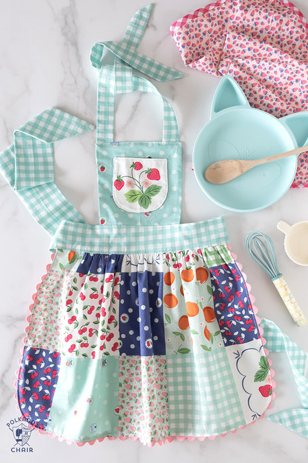 Free child apron sewing pattern with patchwork - How to sew an easy kids apron with pockets