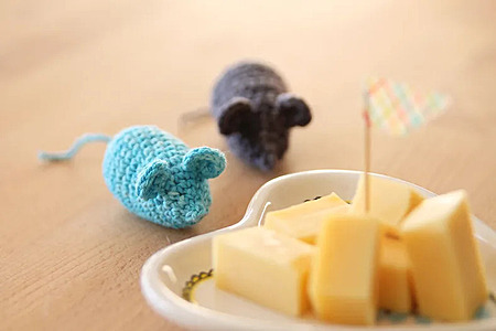 Free cheeky mice crochet cat toy pattern - How to crochet a quick 30 minute mouse toy