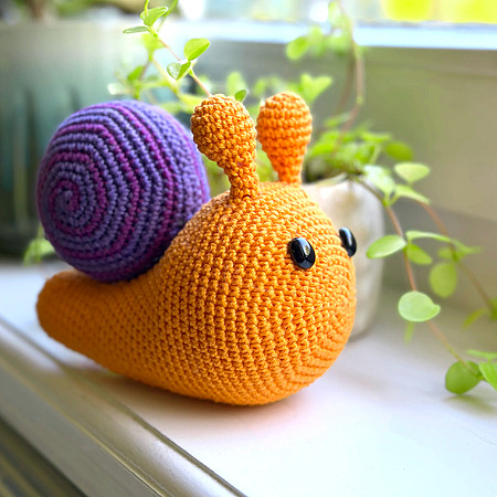 Free Suzan the snail crochet pattern - How to crochet an easy amigurumi snail