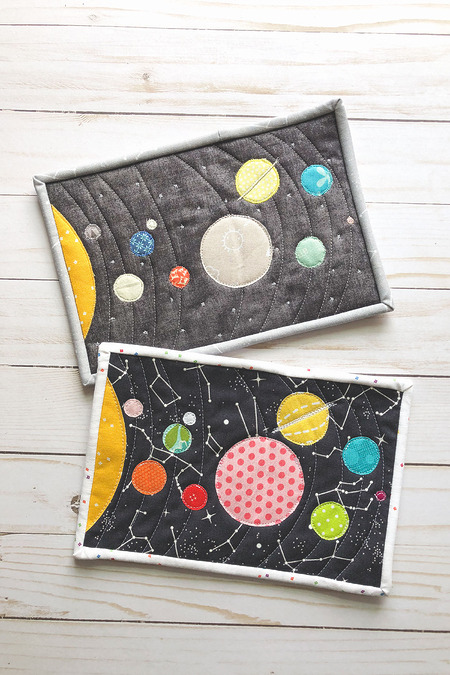 Free solar system mug rug quilting pattern - How to sew a space themed mug rug