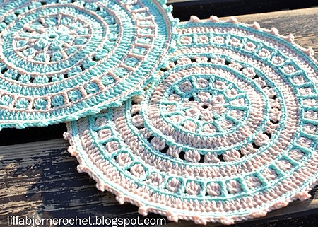Free mandala crochet pattern for potholders - How to crochet a north sea mandala coaster