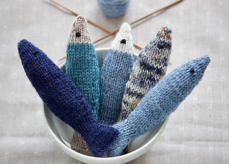 Free knit fish pattern for beginners - DIY sock yarn mini fish tutorial