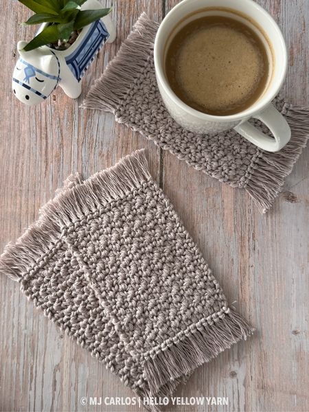 Easy crochet mug rug coaster free pattern - How to crochet a seed stitch mug rug with fringe