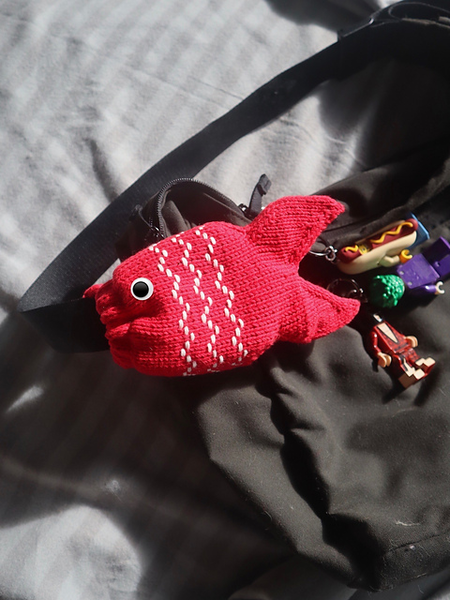 Free koinobori pouch knitting pattern - How to knit a fish shaped bag charm