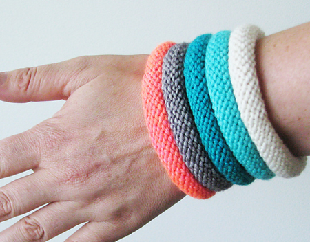Free knitted bangle pattern - How to knit small scrap yarn bangles