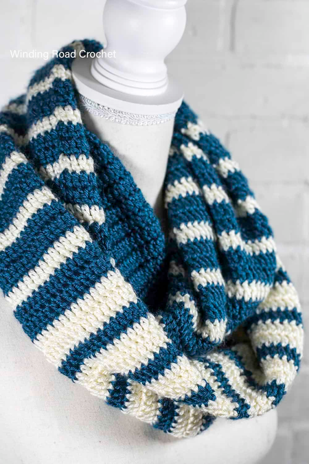seamless tube crochet scarf pattern by Winding Road Crochet