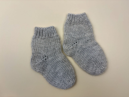 Free May baby socks knitting pattern - How to knit cuff down baby socks with short row heels