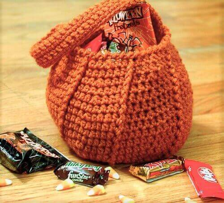 Free pumpkin trick or treat bag crochet pattern - Quick DIY one skein Halloween bag by Petals to Picots