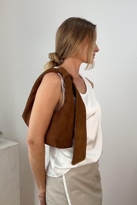 Free tie knot bag sewing pattern - How to sew a zippered faux leather knot bag