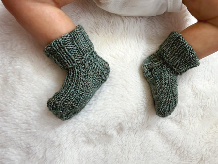 Free textured ribbed baby socks knitting pattern - How to knit easy cuff down baby socks