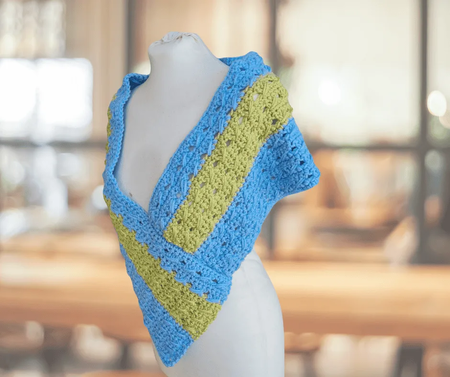 Free two color crochet poncho pattern - How to crochet an easy chunky striped poncho wrap