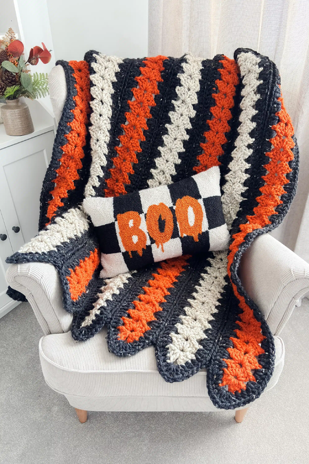Free Spooky Strips Halloween crochet blanket pattern - How to crochet a bulky mile a minute blanket